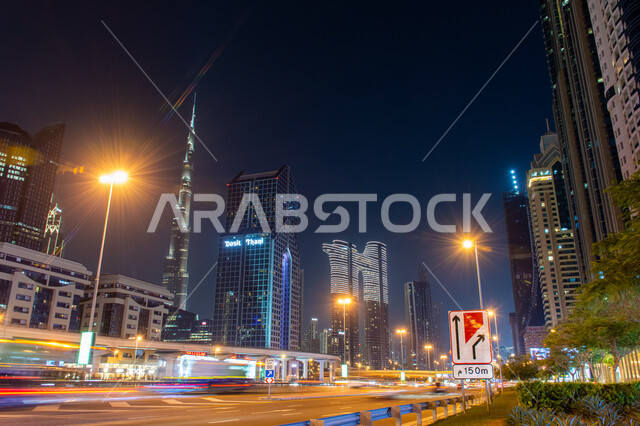 حركة مرور السيارات في الطرق والشوارع، برج خليفة في مدينة دبي، الفن الهندسي المعماري للمباني والمنشآت، النمو والتطور العمراني للأبراج وناطحات السحاب، أماكن سياحية في الإمارات العربية المتحدة