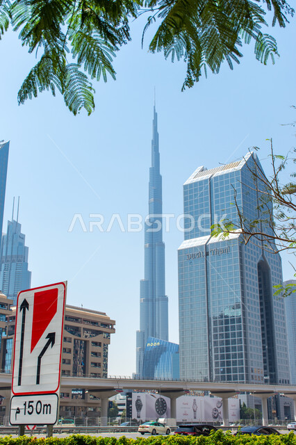 الفن الهندسي المعماري للمباني والمنشآت السكنية والتجارية المضاءة في المساء، التقدم والتوسع العمراني في دولة الإمارات العربية المتحدة، صورة جوية للأبراج وناطحات السحاب، برج خلفية في دبي