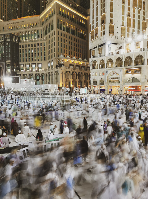 تجمع الحجاج والمعتمرين في ساحة المسجد الحرام، أداء مناسك الحج والعمرة، تطور الفن الهندسي المعماري للفنادق والأبراج الفاخرة المحيطة بالحرم المكي الشريف في مكة المكرمه، أماكن ومعالم دينية اسلامية مقدسة