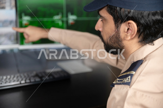 صورة مقربة لرجل سعودي خليجي يعمل كرجل أمن ، يرتدي الزي الرسمي للعمل ، الحفاظ على الامن و الطمأنينة ، حراسة و امان 