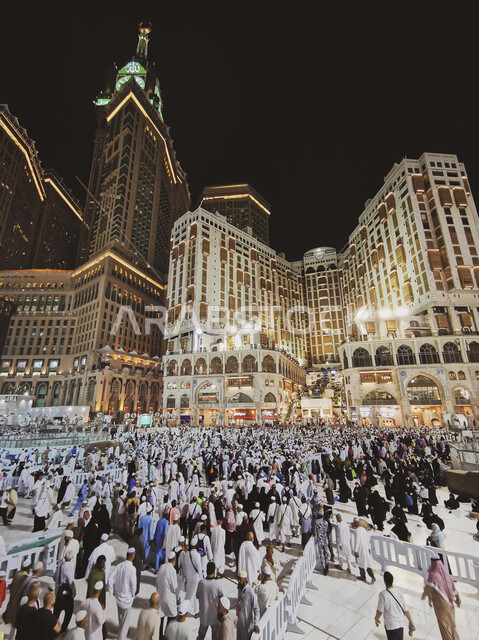 برج الساعة المطل على الحرم المكي الشريف في مكة المكرمه، أماكن ومعالم دينية اسلامية مقدسة، تجمع الحجاج والمعتمرين في ساحة المسجد الحرام، أداء مناسك الحج والعمرة، تطور الفن الهندسي المعماري للفنادق والأبراج الفاخرة 