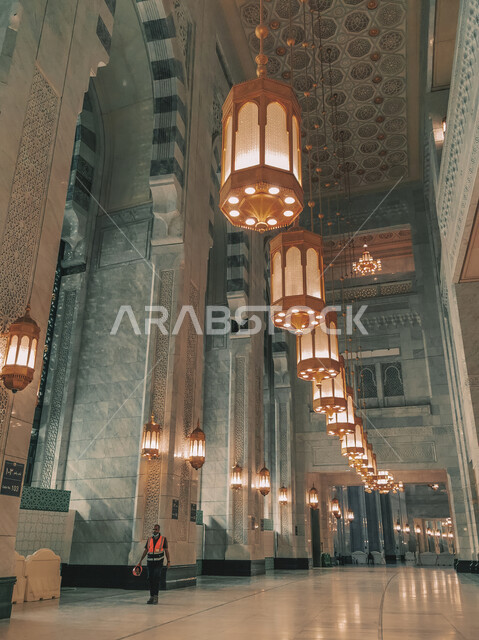إدخال النجف الذهبي على طراز الفوانيس العربيه العريقه والثريا في التصاميم المعماريه، صورة من داخل المسجد الحرام بمكة المكرمة بالمملكة العربية السعودية، توسعة الملك عبدالله للحرم المكي الشريف، معالم واماكن دينيه مقدسة