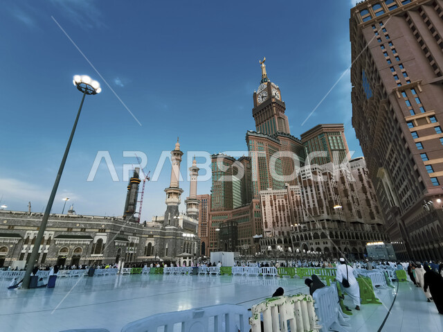 الفن الهندسي المعماري على الطراز الحديث، العبادة والتقرب إلى الله، معالم دينية إسلامية مقدسة، صوررة من الأسفل مبنى برج الساعة الملكي في مكة المكرمة ، الفنادق والأبراج المطلة على الحرم المكي الشريف في المملكة العربية السعودية