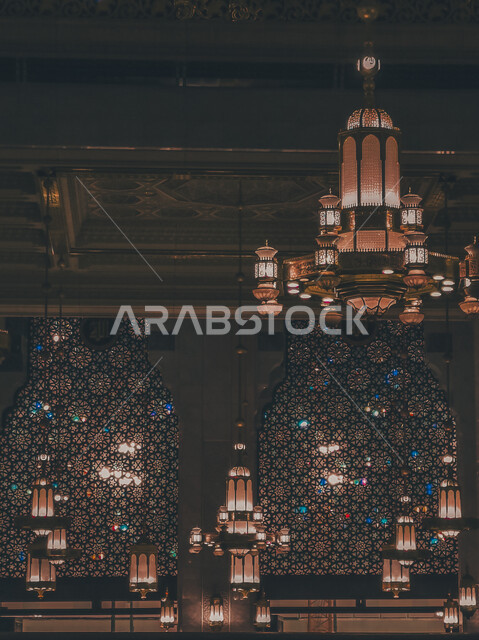 إدخال النجف الذهبي على طراز الفوانيس العربيه العريقه والثريا في التصاميم المعماريه، صورة من داخل المسجد الحرام بمكة المكرمة بالمملكة العربية السعودية، توسعة الملك عبدالله للحرم المكي الشريف، اماكن ومعالم دينيه مقدسة