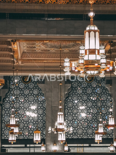المسجد الحرام في مكة المكرمة من الداخل في المملكة العربية السعودية، الفن الهندسي المعماري الاسلامي، الثريا والأضواء المعلقة في الحرم المكي الشريف، فنون وزخارف العمارة الاسلامية، إدخال النجف الذهبي على طراز الفوانيس العربيه العريقه
