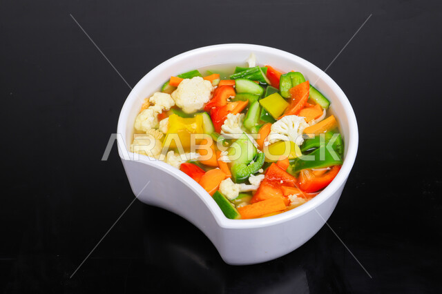 أطباق المقبلات العربية والمأكولات الشرقية، حمية غذائية للمحافظة على اللياقة البدنية، أطعمة غنية بالفيتامينات، صورة مقربة لطبق السلطة المليء بالخضراوات الطازجة، تقديم وجبات طعام صحية ومفيدة في المطاعم السعودية، خلفية سوداء