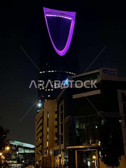 برج المملكة المضاء في مدينة الرياض وقت الليل، الفنون و التصاميم الهندسية المعمارية للأبراج وناطحات السحاب في المملكة العربية السعودية، النمو والتطور العمراني، معالم ومباني مشهورة في الرياض