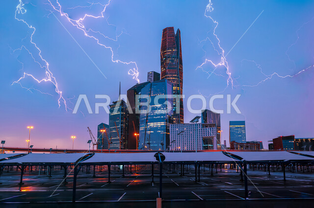 تصاميم هندسية معمارية متميزة للأبراج الاقتصادية وناطحات السحاب، الشركات الراقية الرائدة في الخدمات المصرفية والتكنولوجيا المالية، ضوء الرعد فوق مركز الملك عبد الله المالي (كافد) في المملكة العربية السعودية، معالم الرياض المشهورة