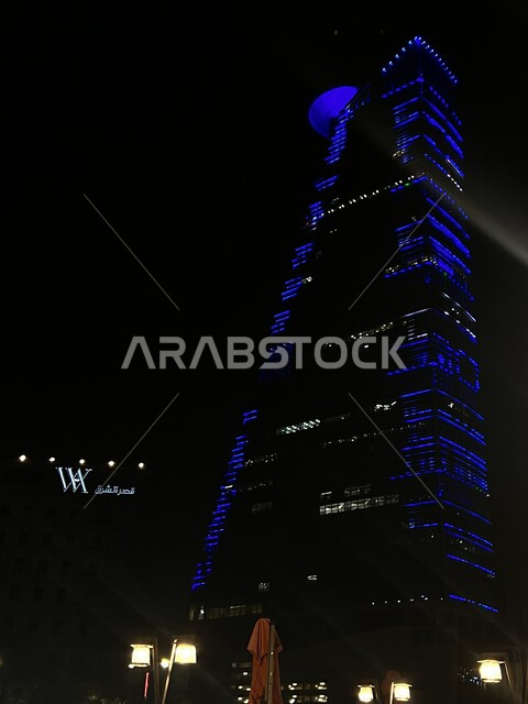 الفن الهندسي المعماري للمباني السكنية والأبراج في المملكة العربية السعودية, فنادق ومنتجعات سياحية مشهورة، النمو والتوسع العمراني في المنطقة الشرقية، برج هيد كوارترز المطل على كورنيش مدينة جدة في الليل