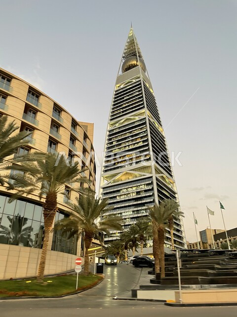 برج الفيصلية بتصميم هرمي مقوس الحواف في مدينة الرياض، الفنون و التصاميم الهندسية المعمارية للأبراج وناطحات السحاب، النمو والتطور العمراني، معالم ومباني مشهورة في المملكة العربية السعودية
