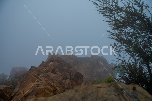 سلسلة جبال الهدا في مدينة الطائف غرب المملكة العربية، الأجواء الشتوية الهادئة، التضاريس والتكوينات الصخرية في القمم والمرتفعات الجبلية، أماكن سياحية مشهورة، الاستمتاع بالمناظر الطبيعة