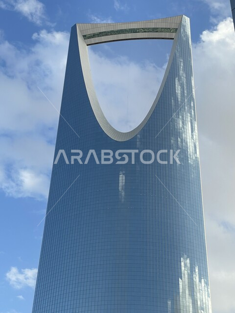 النمو والتطور العمراني، صورة مقربة لبرج المملكه في مدينة الرياض، الفن الهندسي المعماري للأبراج وناطحات السحاب في المملكة العربية السعودية، معالم وأماكن سياحية