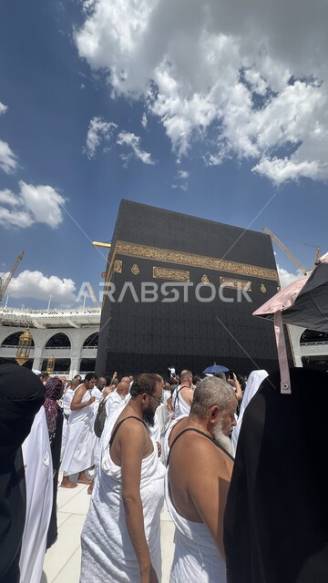  أداء مناسك الحج والعمرة، العبادة والتقرب الى الله، بيت الله الحرام في الحرم المكي الشريف، أماكن ومعالم إسلامية مقدسة، الزوار الحجاج في السعودية، التجمع الاسلامي من كل انحاء العالم، الطواف حول الكعبة المشرفة في مكة المكرمة