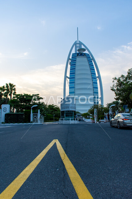 التوسع والتقدم العمراني في دولة الإمارات العربية المتحدة، الفن الهندسي المعماري للمباني والمنشآت السكنية والتجارية، فندق برج العرب في إمارة دبي في النهار، تحسين البنية التحتية والاهتمام بالطرقات والشوارع الاسفلتية المعبدة