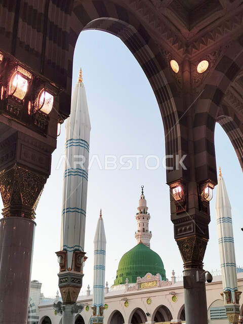 معالم إسلامية دينية مقدسة، الحرم النبوي الشريف في المدينة المنورة بالمملكة العربية السعودية، العبادة والتقرب إلى الله، صورة من داخل المسجد للقبة الخضراء والمئذنة