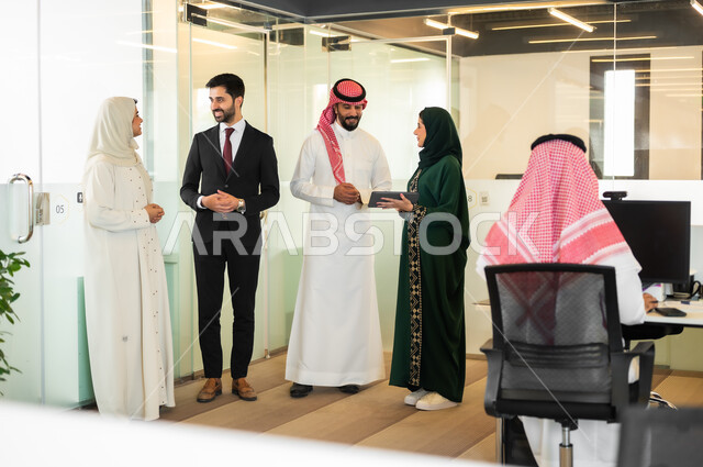 مناقشة وتنظيم العمل بين موظفين عرب خليجيين سعوديين في غرفة الاجتماعات، الاتفاق على المشاريع التجارية، بيئة العمل المريحة في الشركات السعودية, استخدام الأجهزة التقنية الحديثة في المكاتب، إنجاز المهام العملية عبر جهاز التابليت