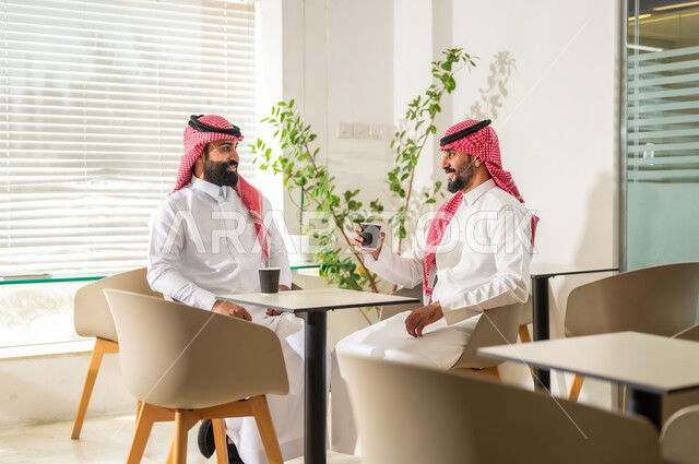 تطوير الخطط  وتحقيق أهداف الشركة، التعاون و المشاركة في إنجاز الأعمال، النقاشات والحوارات حول المشاريع ، رجالا أعمال عربيان خليجيان سعوديان يقومان بإدارة شؤون العمل وتنظيمها، مهن ووظائف إدارية مكتبية