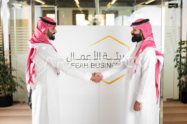 الرد على الأسئلة والاستفسارات في المؤتمر التثقيفي، تبادل الأحاديث حول الأعمال المكتبية، حوارات ونقاشات عن مفهوم ادارة العمل، رجلا أعمال عربيان خليجيان سعوديان يرتديان الزي التقليدي والشماغ يقومان بمصافحة بعضهما