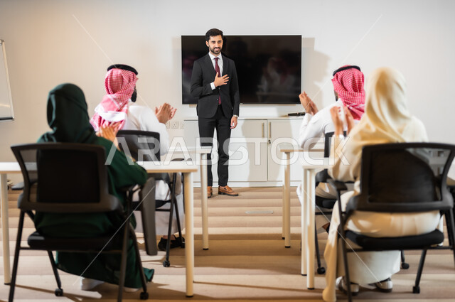 الإتفاق على الأعمال والمشاريع التجارية الجديدة، بيئة العمل المريحة في الشركات السعودية، النقاشات والحوارات ضمن الفريق، اكتساب الخبرة وتوسيع الخطط المهنية، تدريب الموظفين على سياسات ومهام العمل لتحقيق الأهداف في غرفة الاجتماع داخل مقر الشركة
