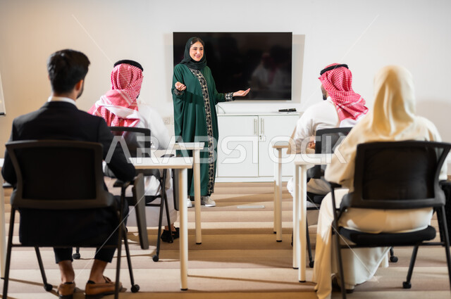 النقاشات والحوارات ضمن الفريق،  الإتفاق على الأعمال والمشاريع التجارية الجديدة، اكتساب الخبرة وتوسيع الخطط المهنية، تدريب الموظفين على سياسات ومهام العمل لتحقيق الأهداف في غرفة الاجتماع داخل مقر الشركة، بيئة العمل المريحة في الشركات السعودية