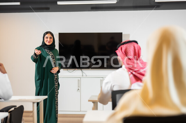 ايماءات الإشارة إلى شيء ما، الإتفاق بين الفريق على الأعمال والمشاريع التجارية، اكتساب الخبرة وتوسيع الخطط المهنية، تدريب الموظفين على مهام العمل لتحقيق الأهداف في غرفة الاجتماع داخل مقر الشركة، بيئة العمل في الشركات السعودية، اجراء مقابلة التعيين والتوظيف