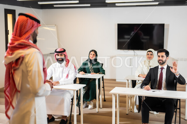 العمل الجماعي وروح الفريق، اجراء مقابلة التعيين والتوظيف، مفهوم المساواة بين المرأة والرجل، تدريب الموظفين على سياسات ومهام العمل لتحقيق الأهداف في غرفة الاجتماع داخل مقر الشركة، بيئة العمل المريحة في الشركات السعودية