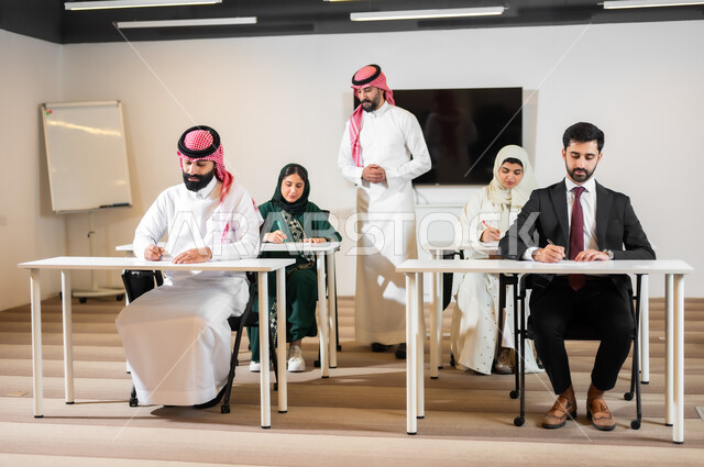 مناقشات لتحقيق الاستراتيجيات والغايات، التفاهم والتعاون بين الفريق، تدريب الموظفين على سياسات ومهام العمل لتحقيق الأهداف في غرفة الاجتماع داخل مقر الشركة، بيئة العمل المريحة في الشركات السعودية، اجراء مقابلة التعيين والتوظيف، مفهوم المساواة بين المرأة والرجل