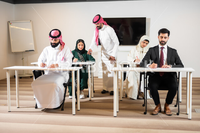 حوارات و مناقشات لتحقيق الاستراتيجيات والغايات، التفاهم والتعاون بين الفريق، تدريب الموظفين على سياسات ومهام العمل لتحقيق الأهداف في غرفة الاجتماع داخل مقر الشركة، بيئة العمل المريحة في الشركات السعودية، اجراء مقابلة التعيين والتوظيف