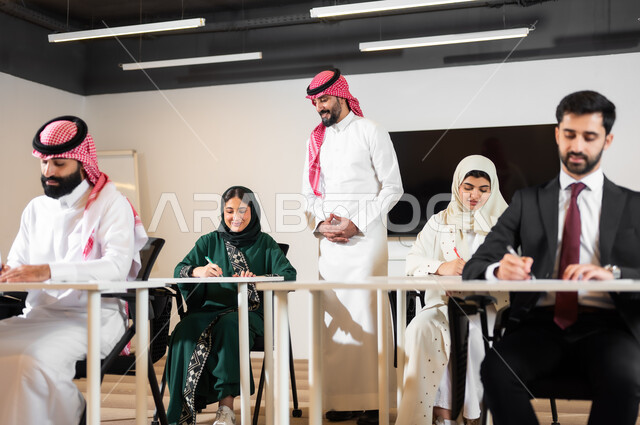 التفاهم والتعاون بين الفريق، تدريب الموظفين على سياسات ومهام العمل لتحقيق الأهداف في غرفة الاجتماع داخل مقر الشركة، بيئة العمل المريحة في الشركات السعودية، اجراء مقابلة التعيين والتوظيف، مفهوم المساواة بين المرأة والرجل