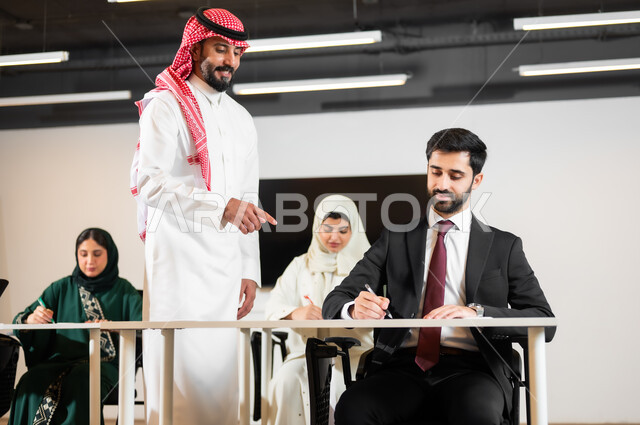 العمل الجماعي وروح الفريق، تدريب الموظفين على سياسات ومهام العمل لتحقيق الأهداف في غرفة الاجتماع داخل مقر الشركة، بيئة العمل المريحة في الشركات السعودية، اجراء مقابلة التعيين والتوظيف، مفهوم المساواة بين المرأة والرجل