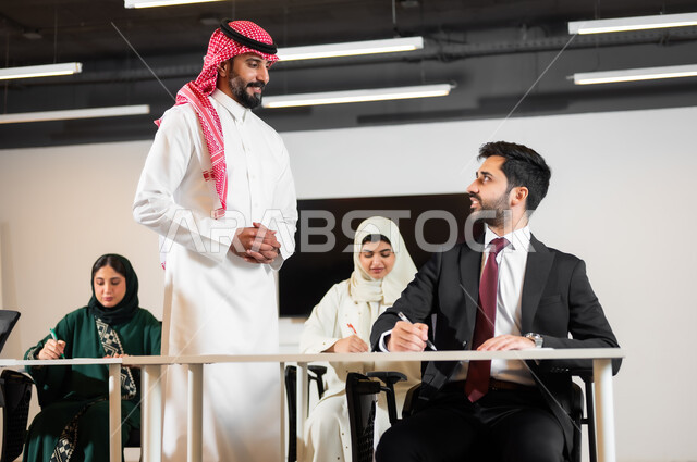 تدريب الموظفين على سياسات ومهام العمل لتحقيق الأهداف في غرفة الاجتماع داخل مقر الشركة، بيئة العمل المريحة في الشركات السعودية، اجراء مقابلة التعيين والتوظيف، العمل الجماعي وروح الفريق، مفهوم المساواة بين المرأة والرجل