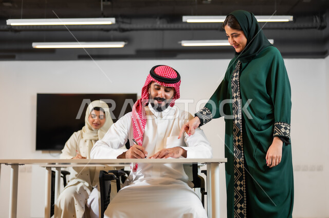 بيئة العمل المريحة في الشركات السعودية، اجراء مقابلة التعيين والتوظيف، العمل الجماعي وروح الفريق، مفهوم المساواة بين المرأة والرجل، تدريب الموظفين على سياسات ومهام العمل لتحقيق الأهداف في غرفة الاجتماع داخل مقر الشركة