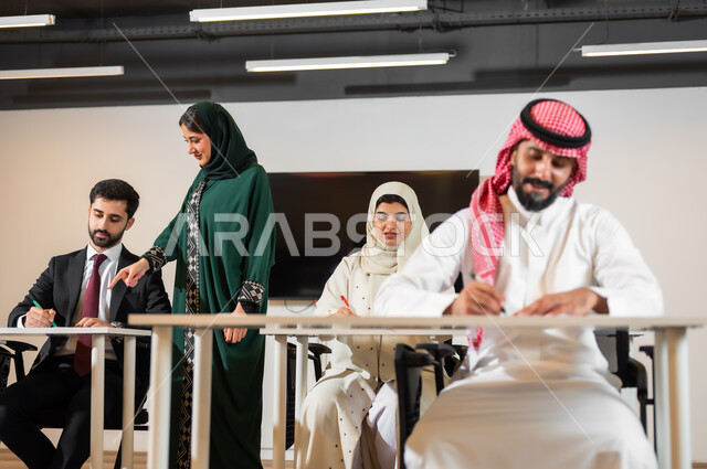 العمل الجماعي وروح الفريق، اجراء مقابلة التعيين والتوظيف، مفهوم المساواة بين المرأة والرجل، تدريب الموظفين على سياسات ومهام العمل لتحقيق الأهداف في غرفة الاجتماع داخل مقر الشركة،  بيئة العمل المريحة في الشركات السعودية