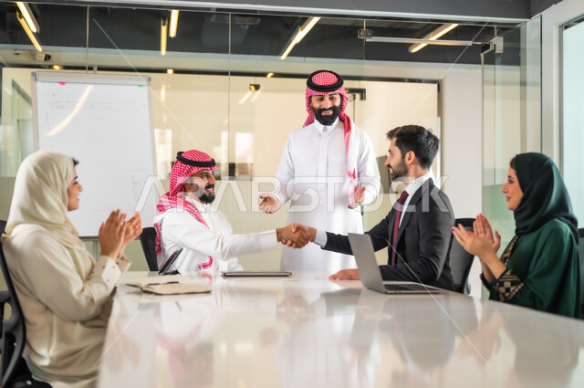 المصافحة وعقد إتفاقات وصفقات عمل جديدة، تحليل المشاريع الجديدة ودراستها، استعمال السبورة لتوضيح العمليات والاجراءات المتبعة في الشركة، العمل الجماعي وروح الفريق، مناقشة خطط العمل، ضمان فهم واضح وشامل للاعمال، فريق عربي خليجي سعودي في اجتماع داخل المكتب