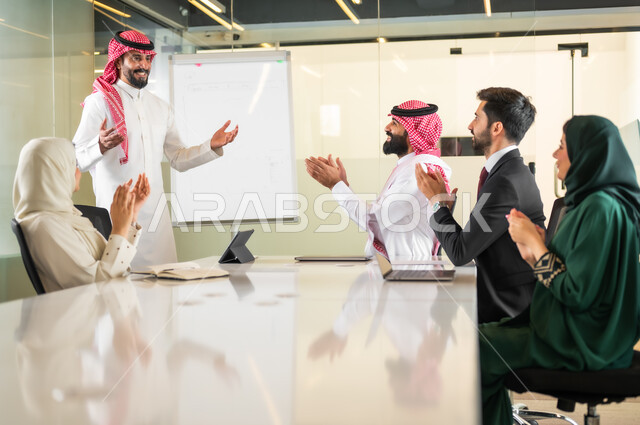 ايماءات التشجيع والتصفيق،  استخدام اللابتوب في تدوين الملاحظات، ضمان فهم واضح وشامل للاعمال، استعمال السبورة لتوضيح العمليات والاجراءات المتبعة في الشركة، العمل الجماعي وروح الفريق، الاحترافية والتفاني في الإنجاز، فريق عربي خليجي سعودي في اجتماع داخل المكتب