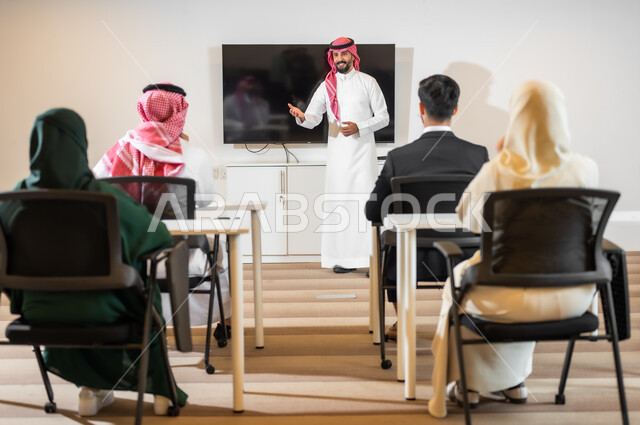 تبادل الأفكار والخبرات بين الأعضاء، التعاون والتفاهم بين الفريق، تدريب الموظفين على سياسات ومهام العمل لتحقيق الأهداف في غرفة الاجتماع داخل مقر الشركة، بيئة العمل المريحة في الشركات السعودية، اجراء مقابلة التعيين والتوظيف