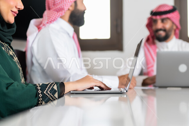 التفاهم والتعاون بين الزملاء لتحقيق أهداف الشركة, ايماءات السعادة والسرور لبدء الشراكة، اجتماع عمل مع موظفين عرب خليجيين سعوديين في غرفة الاجتماعات، بيئة العمل المريحة في الشركات السعودية,  نقاشات خاصة بالعمل, استخدام الأجهزة التقنية الحديثة في المكاتب