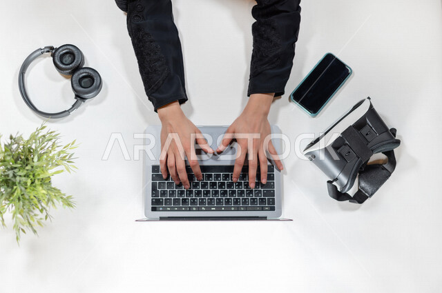 صانعة أفلام ثلاثية الأبعاد , خبيرة خليجية في مجال العالم الافتراضي , نظارة في ار بوكس مختصه لرؤية مجسمات ثلاثية الأبعاد 