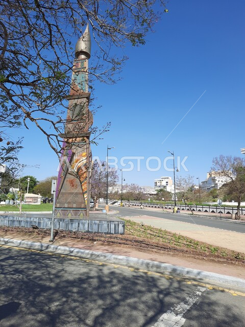 التحف الفنية المزخرفة بالألوان والنقوش، نقطة التقاء الفنانين وعشاق الفن في منطقة عسير، المعالم و الأماكن الطبيعية في المملكة، المنتزهات والحدائق المليئة بالأشجار والنباتات الخضراء، المطاعم و الفنادق السياحية المشهورة في شارع الفن في مدينة أبها