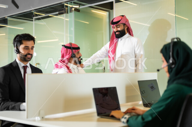 الإجابة عن الاستعلامات والاستفسارات, متابعة وتطوير العمل في الشركات السعودية, مظفون عرب سعوديون خليجيون يعملون في خدمة العملاء داخل مقر العمل, ارتداء سماعة الاتصال للتواصل مع العملاء,