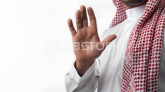 مفهوم الاستقبال والترحيب، التعارف و الصداقه وتكوين علاقات, إلقاء التحيه والسلام, بورتريه مقرب ليد رجل عربي خليجي سعودي يرتدي الثوب التقليدي والشماغ يقوم برفع كفه, خلفية بيضاء