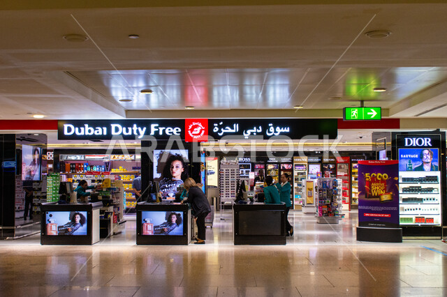 الفن الهندسي المميز للديكور الداخلي، تقديم الخدمات الراقيه للزوار، المنتجات العالمية والوطنية، سوق دبي الحرة لبيع السلع داخل مطار دبي الدولي بالإمارات العربية المتحدة