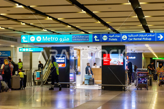 شاشات الكترونية ارشادية، مسافرون يقفون في صالات استقبال المسافرين، الديكورات الداخليه والفن الهندسي المتميز لمطار دبي الدولي، السياحة والسفر في الإمارات العربية المتحدة، اهم مركز جوي في الشرق الاوسط