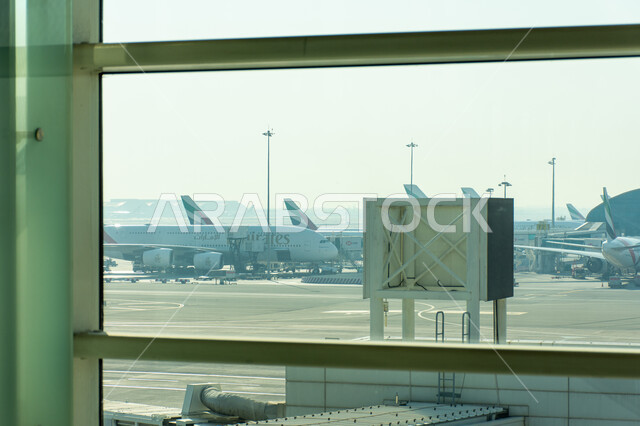 توفير الخدمات المتطورة لسهولة التنقل بين البلدان، وسائل النقل والمواصلات الجوية، مدرج الهبوط والإقلاع، شركات وخطوط الطيران الاماراتية، السياحة في إلإمارات العربية المتحدة، صورة من داخل مبنى مطار دبي الدولي لأسطول من الطائرات، اهم مركز جوي في الشرق الاوسط
