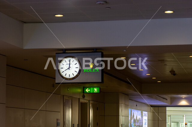 ساعة رولكس معلقة داخل مطار دبي الدولي، ضبط مواعيد رحلات السفر، مفهوم السياحة في الإمارات العربية المتحدة، شركات وخطوط الطيران الإماراتية، تقديم التسهيلات والخدمات للزوار