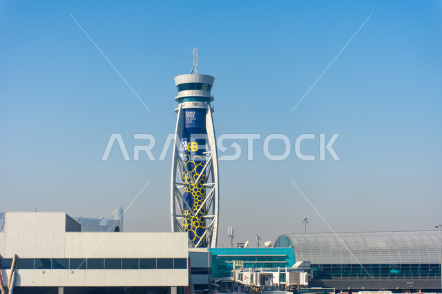 برج المراقبة داخل مطار دبي الدولي، شركات وخطوط الطيران الإماراتية، السياحة والسفر في الإمارات العربية المتحدة، مدرج الهبوط والإقلاع، مراقبة حركة الطيران