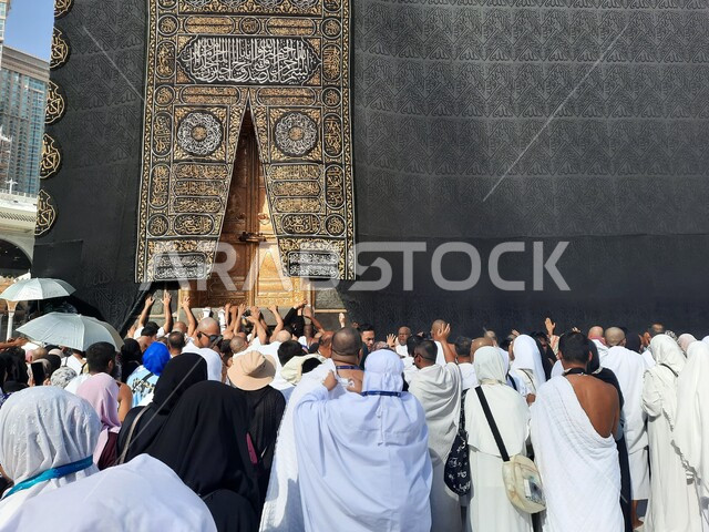 أداء مناسك الحج والعمرة، الطواف حول الكعبة المشرفة، صورة مقربة لحجاج بيت الله الحرام بالقرب من باب الكعبة المشرفة في الحرم المكي الشريف بمكة المكرمة، أماكن ومعالم دينية اسلامية مقدسة في المملكة العربية السعودية