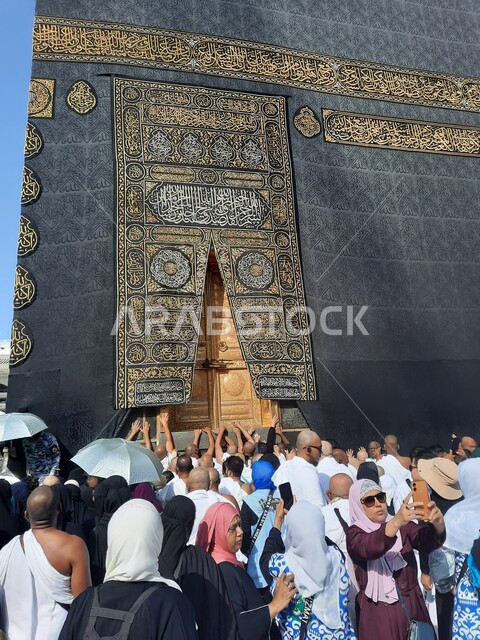 الطواف حول الكعبة المشرفة، صورة مقربة لحجاج بيت الله الحرام بالقرب من باب الكعبة المشرفة في الحرم المكي الشريف بمكة المكرمة، أداء مناسك الحج والعمرة، أماكن ومعالم دينية اسلامية مقدسة في المملكة العربية السعودية