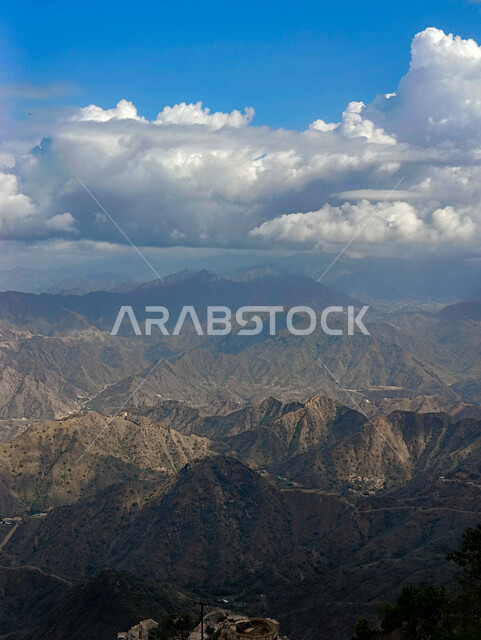  الغيوم والسحب البيضاء فوق القمم والمرتفعات الجبلية في محافظة فيفاء، المدرجات الزراعية والبيوت والمباني السكنية في مدينة جازان، الأشجار والنباتات الخضراء المزروعة على سفوح الجبال, الاستمتاع بالمناظر الطبيعية في الأماكن السياحية في المملكة العربية السعودية