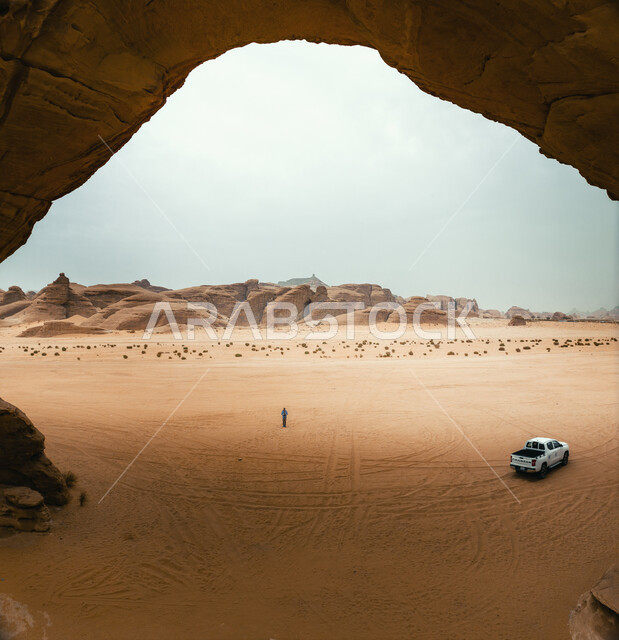 التكوينات والتشكيلات الصخرية في صحراء محافظة العلا، القمم والمرتفعات الجبلية وسط البيئة الرمليه، صخرة القوس الشهيرة في المناطق الصحراوية في المملكة العربيه السعودية، معالم اثرية تاريخية قديمة، اماكن سياحية طبيعية مشهورة